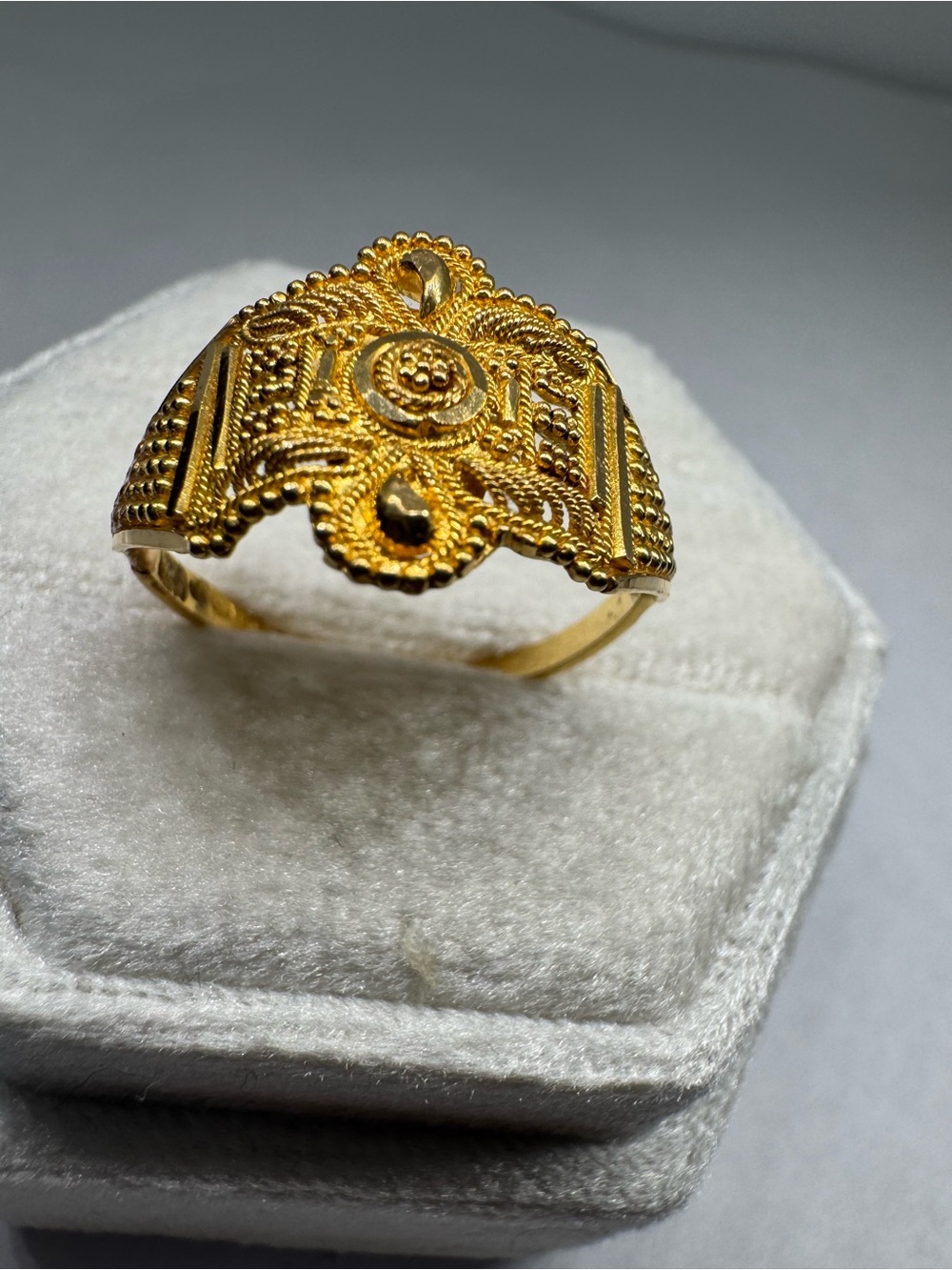 Vintage 21K Gold Ring 3.4 grams Size 8 | Solid Yellow Gold Jewelry - Picture 5 of 17